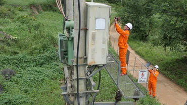 Công nhân Điện lực Đồng Văn sử dụng thiết bị đo PD kiểm tra điểm bất thường trạm biến áp tổ 4 thị trấn Đồng Văn.