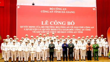 Lãnh đạo tỉnh Hà Giang và Ban Giám đốc Công an tỉnh trao quyết định cho các đơn vị, cá nhân sau sắp xếp.