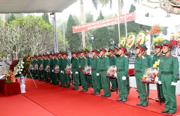 Thực hiện nghi lễ an truy điệu và an táng hài cốt liệt sĩ tại Nghĩa trang liệt sĩ Vị Xuyên.