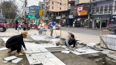 Xã hội hóa lát gạch vỉa hè ở phường Trần Phú, thành phố Hà Giang. 