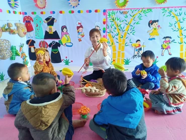 Cô và trò điểm trường mầm non thôn Tả Ván, xã Xín Chải, huyện Vị Xuyên (Hà Giang).
