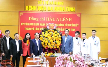 Bí thư Tỉnh ủy Hà Giang Hầu A Lềnh đã trao lẵng hoa của Thủ tướng Chính phủ tặng ngành y tế tỉnh Hà Giang.