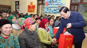 Đồng chí Phan Đình Trạc tặng quà Tết cho các hộ nghèo huyện Quản Bạ.