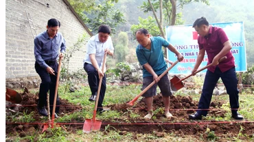 Các đồng chí lãnh đạo tỉnh Hà Giang, huyện Quản Bạ thực hiện nghi thức khởi công xây dựng nhà cho gia đình anh Hạng Mí Sử.