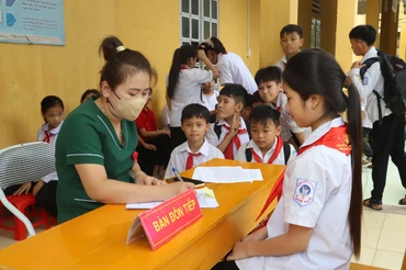 Tổ chức tiêm vaccine phòng bệnh cho trẻ em tại huyện Bắc Quang. Ảnh: Minh Đức
