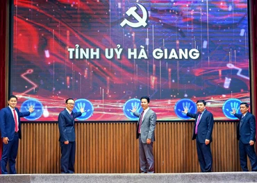 Các đồng chí lãnh đạo tỉnh Hà Giang ấn nút phát động giải.