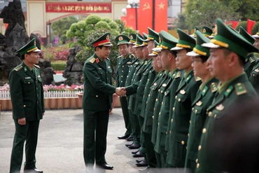 Bộ trưởng Phan Văn Giang thăm cán bộ chiến sĩ Bộ chỉ huy Bộ đội Biên phòng Lai Châu.