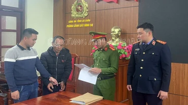 Cơ quan chức năng tiến hành các thủ tục sau khi bắt giữ đối tượng. (Ảnh: Công an Lai Châu)