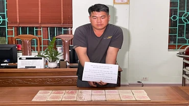 Đối tượng Cứ A Anh và tang vật vụ án.