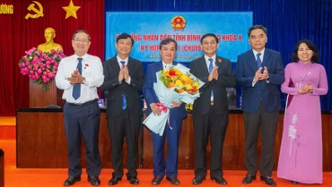 Lãnh đạo tỉnh Bình Dương trao tặng hoa và chúc mừng đồng chí Bùi Minh Trí được bầu giữ chức Phó Chủ tịch Ủy ban nhân dân tỉnh Bình Dương. 