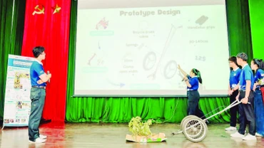Dự án “Công cụ hỗ trợ nhổ đậu cho nông dân ở vùng Túy Loan” mang tính ứng dụng cao, chi phí thấp, thân thiện vớimôi trường và cải thiện sức khỏe cho nông dân. (Ảnh: VÕ HOÀNG)