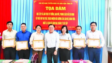 Tuyên giáo và Dân vận Tỉnh ủy Tiền Giang khen thưởng các cá nhân điển hình trong học tập và làm theo Bác.