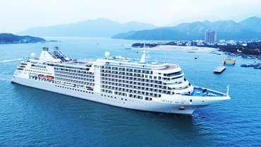 Tàu du lịch đang cập vào cảng Nha Trang.