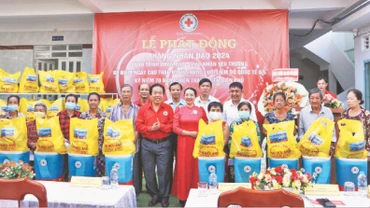 Nhà hảo tâm hỗ trợ quà trong ngày lễ phát động Tháng Nhân đạo năm 2024.