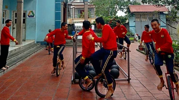 Trẻ tự kỷ tại Trung tâm Hoa Xuyến Chi đang thực hành các bài tập vận động, giữ thăng bằng.