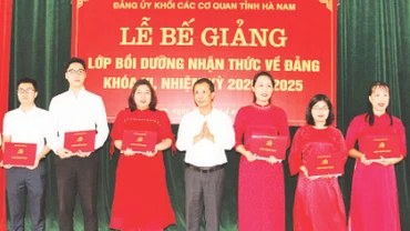 Lãnh đạo Đảng ủy Khối Các cơ quan tỉnh Hà Nam trao giấy chứng nhận hoàn thành lớp bồi dưỡng nhận thức về đảng cho các học viên. (Ảnh Hà Nam)