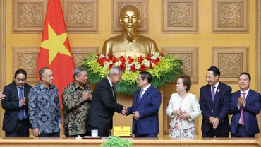 Thủ tướng Phạm Minh Chính và Đoàn các Chủ tịch Hội đồng Tư vấn kinh doanh ASEAN (ASEAN BAC) các nước do Chủ tịch ASEAN BAC năm 2024 Oudet Souvannavong dẫn đầu. 