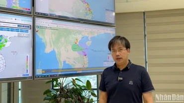 Ông Mai Văn Khiêm, Giám đốc Trung tâm Dự báo khí tượng thủy văn quốc gia thông tin mới nhất về bão số 4. 