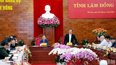 Phó Thủ tướng Trần Hồng Hà làm việc với lãnh đạo tỉnh và các đơn vị liên quan về giải quyết các khó khăn, vướng mắc của dự án cao tốc tại Lâm Đồng.