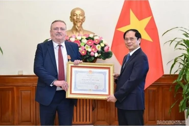 Thừa ủy quyền của Chủ tịch nước, Bộ trưởng Ngoại giao Bùi Thanh Sơn đã trao tặng Huân chương Hữu nghị cho Đại sứ Hungary tại Việt Nam Ory Csaba. (Nguồn: baoquocte.vn).