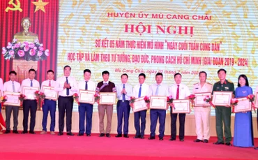 Các tập thể và cá nhân được khen thưởng tại hội nghị. (Ảnh: THANH SƠN)