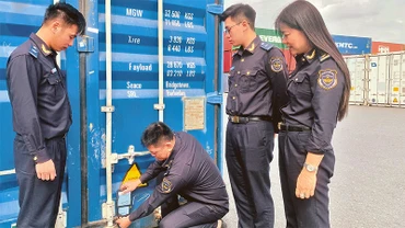 Thực hiện gắn seal định vị điện tử trên container tại Cảng Greenport Hải Phòng.