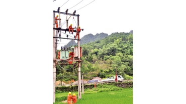Công nhân điện lực kéo đường dây điện đến các thôn, bản vùng khó khăn, vùng biên giới của huyện Lộc Bình (Lạng Sơn).