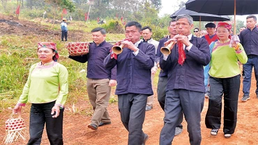 Đội nhạc lễ sẽ thổi Pí Kẻo (kèn đồng) trong suốt quãng đường đoàn nhà trai đi đón dâu để thông báo cho bản làng biết, họ hàng và dân bản sẽ đi theo đoàn đón dâu.