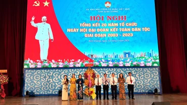 Lãnh đạo tỉnh Bình Dương trao tặng hoa chúc mừng hội nghị.
