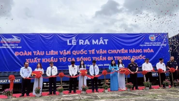 Các đại biểu thực hiện nghi thức ra mắt Đoàn tàu liên vận quốc tế vận chuyển hàng hóa xuất khẩu từ ga Sóng Thần đi Trung Quốc.