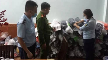 Kiểm tra điểm kinh doanh mũ vải thời trang nghi vấn giả mạo các nhãn hiệu. (Ảnh: Cục Quản lý thị trường tỉnh Bình Dương)