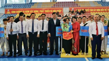 Các đại biểu chụp hình lưu niệm với các đoàn tham dự giải.