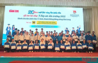 Trao học bổng "Tiếp sức đến trường" 2022 cho 95 tân sinh viên có hoàn cảnh khó khăn.