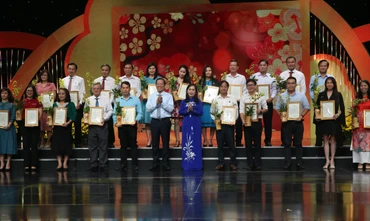 Các doanh nghiệp, cơ quan, đơn vị, các mạnh thường quân ủng hộ, đóng góp kinh phí cho chương trình.