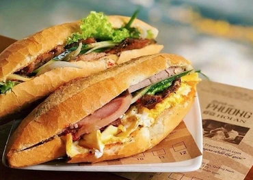 Bánh mì là món ăn phổ biến ở Việt Nam với nhiều biến tấu đầy hấp dẫn, ấn tượng. 