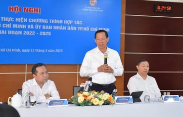 Đồng chí Phan Văn Mãi, Phó Bí thư Thường trực Thành ủy, Chủ tịch Ủy ban nhân dân Thành phố Hồ Chí Minh phát biểu tại hội nghị
