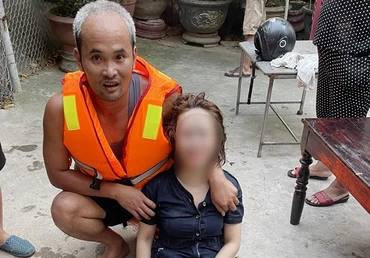 Đại úy Nguyễn Phước Đạt cứu kịp thời nạn nhân. 