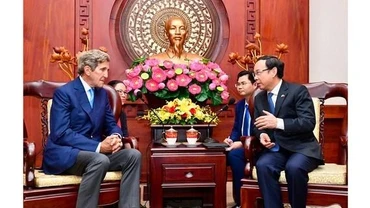 Đồng chí Nguyễn Văn Nên tiếp ông John Kerry. (Ảnh: Trung tâm Báo chí TP Hồ Chí Minh)