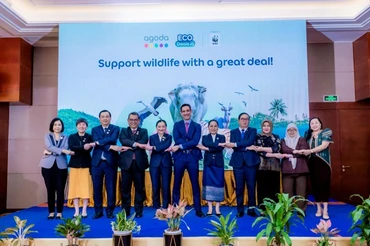Tổng giám đốc Agoda và những người đứng đầu các cơ quan du lịch các nước ASEAN tại buổi họp công bố mở rộng hợp tác trong khuôn khổ ATF 2024. 