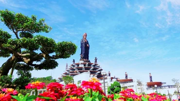 Tượng Phật Tây Bổ Đà Sơn trên đỉnh núi Bà Đen rực sắc hoa.