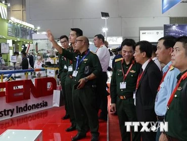 Đoàn Việt Nam tham quan gian hàng tại Triển lãm. (Ảnh: TTXVN)