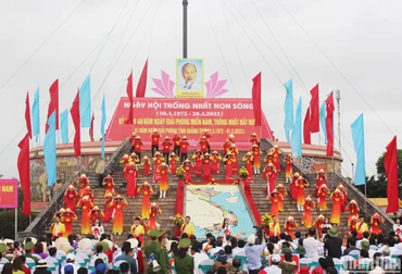 Một tiết mục biểu diễn tại Lễ Thượng cờ “Thống nhất non sông”.