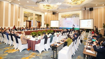 Toàn cảnh lễ ra mắt Sách Trắng thường niên lần thứ 15 (2024) với chủ đề: “Thúc đẩy đầu tư hướng tới nền kinh tế xanh và bền vững” hôm 16/1 tại Hà Nội. (Ảnh: EuroCham)