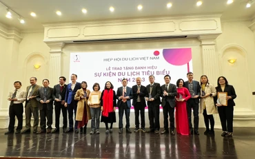 Chủ tịch Hiệp hội Du lịch Việt Nam Vũ Thế Bình trao tặng danh hiệu Sự kiện du lịch tiêu biểu năm 2023 cho các đơn vị. 