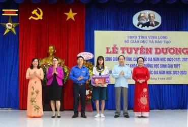 Lãnh đạo tỉnh Vĩnh Long tuyên dương, khen thưởng em Nguyễn Phan Phương Thùy, Trường THPT chuyên Nguyễn Bỉnh Khiêm đạt giải Ba muôn toán quốc gia. (Ảnh: BÁ DŨNG)