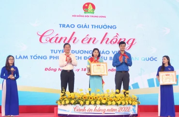 Bí thư thứ nhất Trung ương Đoàn Bùi Quang Huy trao giải Cánh én hồng tại chương trình.