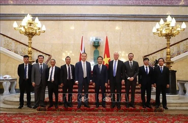 Trưởng Ban Kinh tế Trung ương Trần Tuấn Anh và Quốc vụ khanh Bộ ngoại giao Anh Graham Stuart (thứ 4 từ trái sang) và Bộ trưởng Văn phòng nội các Anh Nigel Adams (thứ 6 từ trái sang) tại nhà khách Chính phủ Anh. (Ảnh: TTXVN) 