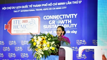 Bà Nguyễn Huyền Anh, Phó Giám đốc phụ trách Sở Du lịch Quảng Ninh phát biểu khai mạc chương trình. (Ảnh: Ban tổ chức) 