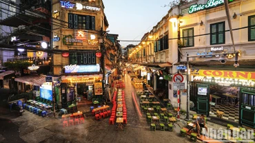 Phố Tạ Hiện là điểm đến yêu thích của nhiều du khách, đặc biệt là khách quốc tế. (Ảnh: THÀNH ĐẠT)
