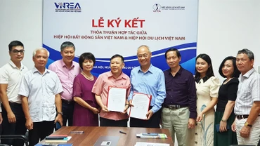 Hiệp hội Du lịch Việt Nam và Hiệp hội Bất động sản Việt Nam đã ký kết thỏa thuận hợp tác vào chiều 26/9 tại Hà Nội. (Ảnh: T.LINH)